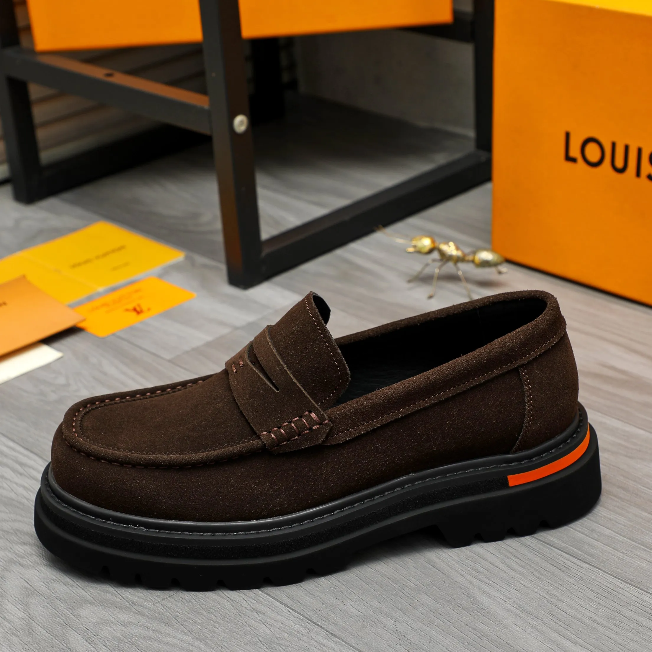 Men's shoes 💰620 Product trademark: LV "Louis Vuitton" business casual slip-on leather shoes Regular size: 37-46 Product material: Selected high-quality frosted cowhide upper, pigskin lining, rubber outsole